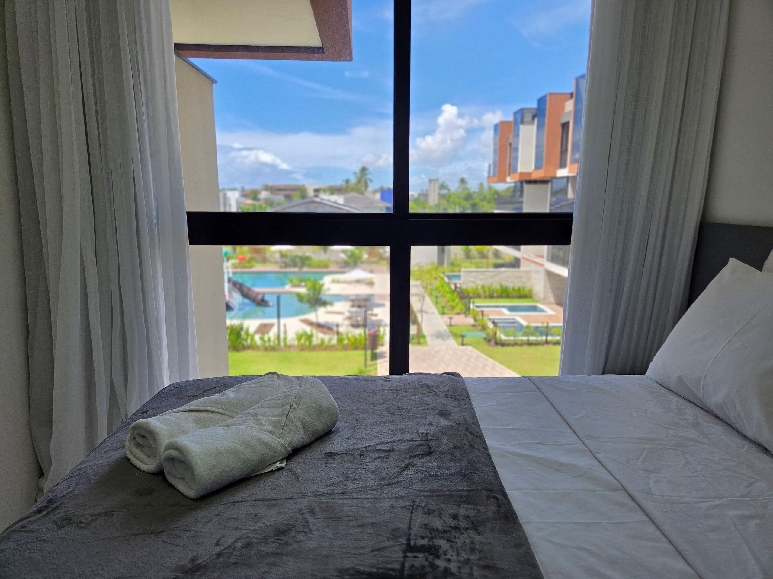 <p>Com todos os ambientes climatizados esse apartamento conta com quarto confortável, sala integrada ideal para relaxar após a praia. Cozinha equipada com itens básicos para refeições práticas no dia a dia. Perfeito para casais ou pequenas famílias que buscam conforto, praticidade em Muro Alto.</p><p>A sala de estar se transforma com leveza em um segundo dormitório, adaptando-se às suas necessidades. E na varanda gourmet, a brisa do oceano cria o ambiente perfeito para viver momentos de lazer.</p><br><p>A praia é conhecida por sua piscina natural de águas mornas e cristalinas, perfeita para banho, prática de stand-up paddle e caiaque. <br></p><p>O grande diferencial da região é o mar extremamente calmo, protegido por uma barreira natural de arrecifes que forma uma verdadeira piscina natural ao longo de toda a praia. Isso torna Muro Alto ideal para banho em qualquer horário, especialmente para quem busca tranquilidade, segurança e conforto dentro da água</p><p>A região é tranquila, segura e cercada por condomínios de alto padrão, oferecendo uma experiência de descanso e sofisticação. </p><p>A poucos minutos de carro, os hóspedes encontram Porto de Galinhas, com seu centrinho vibrante, ótimos restaurantes, lojinhas de artesanato e passeios como jangada nas piscinas naturais, buggy pelas praias da região ou visita ao Pontal do Maracaípe para ver o pôr do sol. </p><p>Para quem quer sossego à beira-mar ou explorar os encantos da costa, Muro Alto é o ponto de partida ideal. #ficaBLU</p><p> </p><p> </p><br><p>Desfrute de uma estadia encantadora mar cristalino a poucos passos, piscinas naturais. Tranquilidade, sofisticação e experiências autênticas esperam por você em cada canto. Check-in descomplicado e segurança total Pensando na sua comodidade, oferecemos um check-in facilitado, feito com antecedência, para que sua chegada seja tranquila e sem burocracias. Você recebe todas as instruções de acesso por um link antes mesmo da sua chegada. O edifício conta ainda com portaria 24h, garantindo segurança, praticidade e suporte a qualquer momento do dia ou da noite — ideal para quem chega tarde, vem com crianças ou precisa sair cedo.#FICABLU</p><br><p>Durante toda a sua estadia, você terá acesso direto e ágil ao anfitrião por mensagem. </p><p>A equipe estará disponível para tirar dúvidas, dar dicas locais, oferecer suporte técnico ou resolver qualquer eventualidade com rapidez e atenção. </p><p>Embora o check-in e o acesso sejam automáticos, você nunca estará desassistido. Nosso objetivo é garantir uma estadia tranquila, segura e com todo o suporte necessário — sempre que você precisar. #ficaBLU</p><p> </p><p> </p>